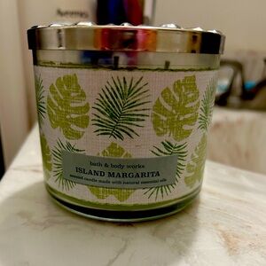 Bath and body works candle 3 wick